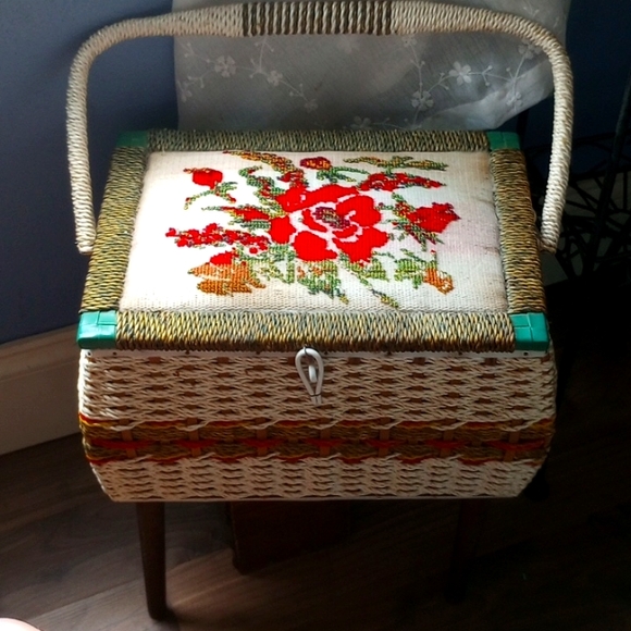 Ol' Vintage Wicker Trunk with Legs & Handle! - Picture 2 of 7